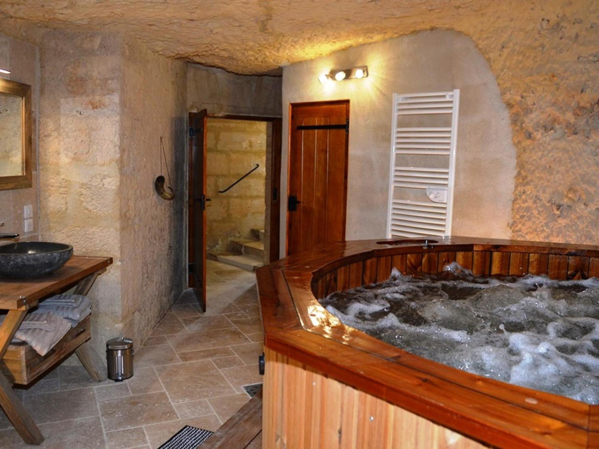 Maison Troglodyte Elegante Avec Spa, Salle De Jeux Et Jardin Clos A Vouvray - Fr-1-381-87 Экстерьер фото